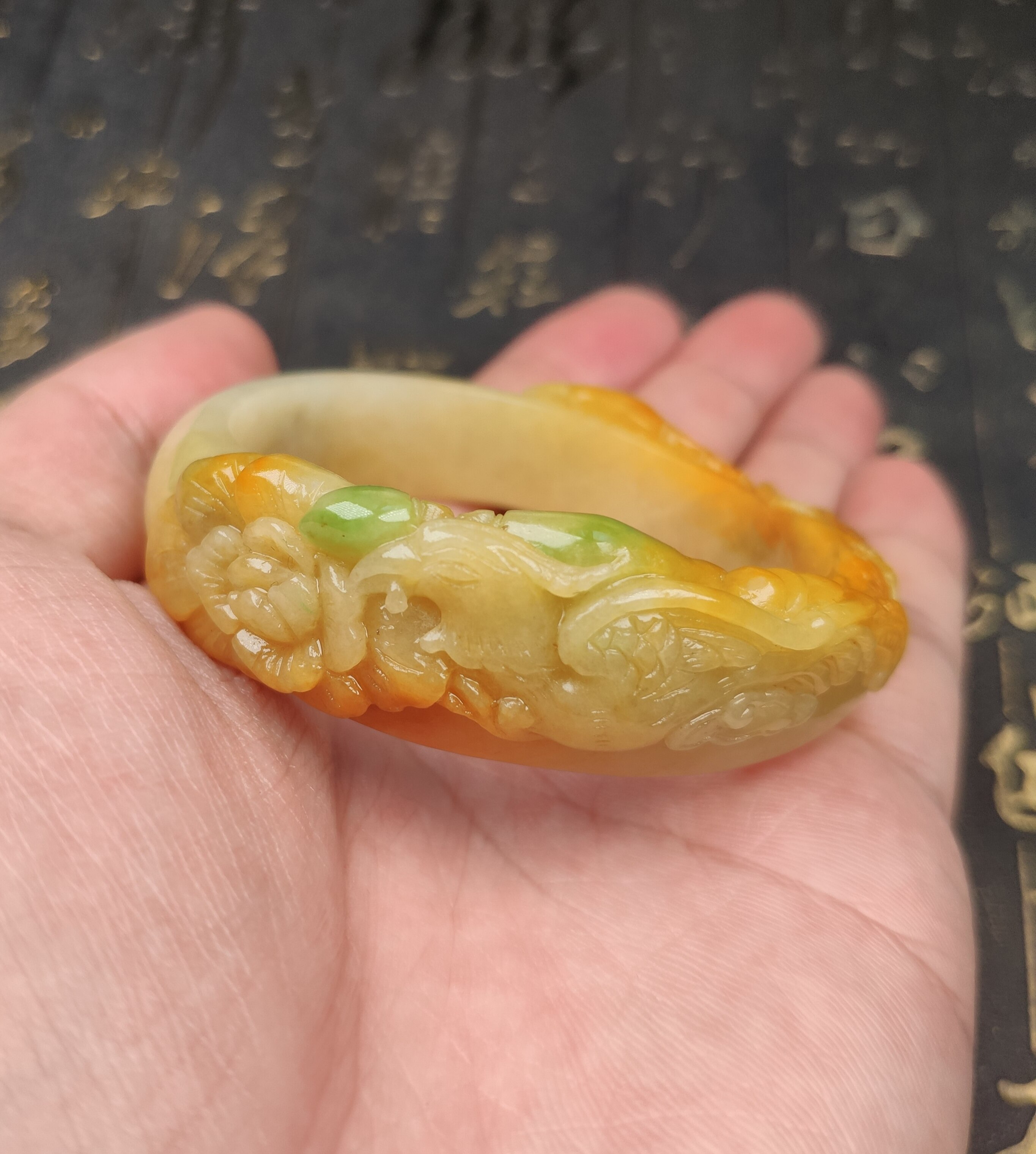 黄加绿翡翠手镯凤凰牡丹雕花翡翠手镯