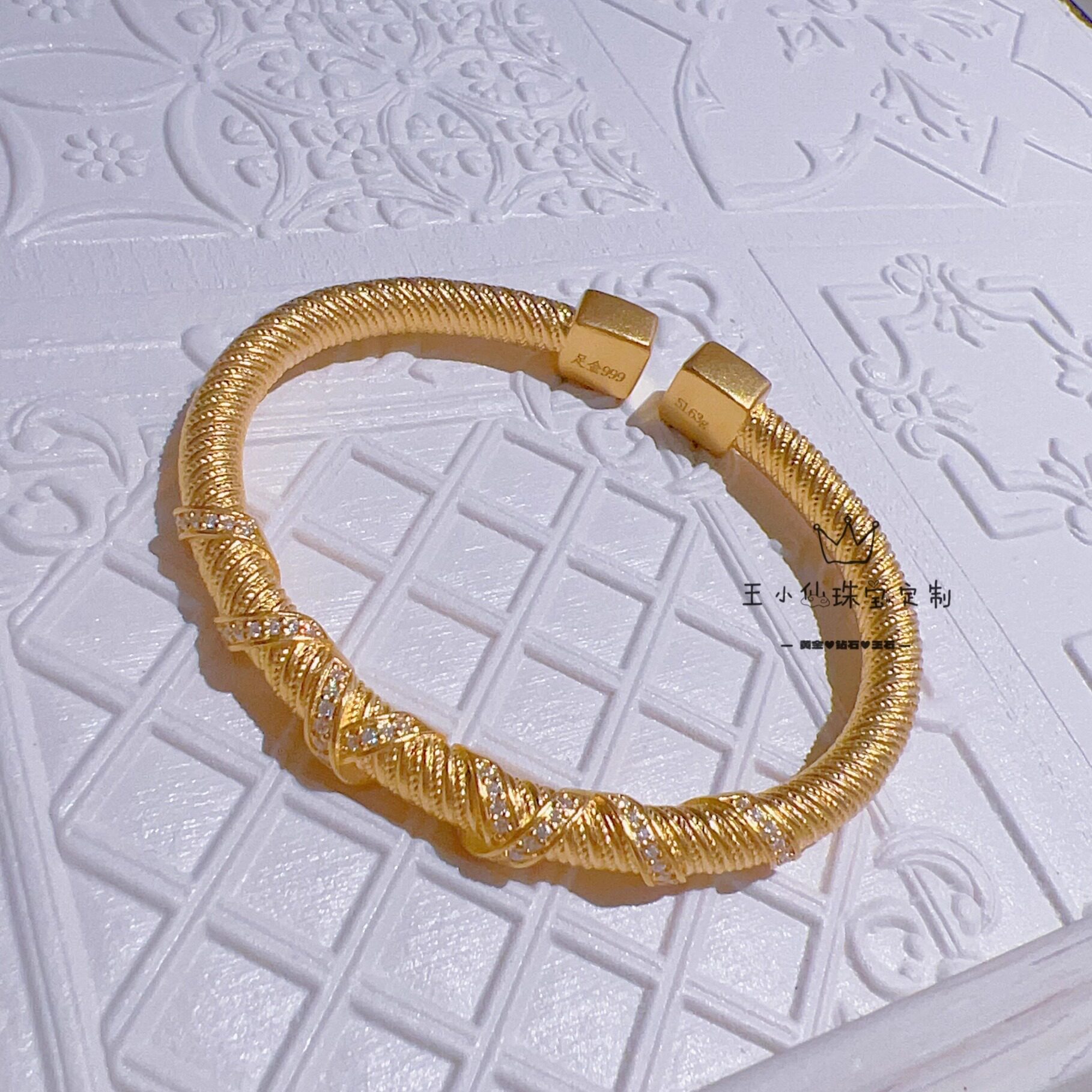 足金999传承古法金点钻工艺莫桑石螺纹交织缠绕开口贵妃实心手镯