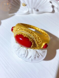 999足金传承古法金天然钻石1.5克拉有机红宝宽版喷砂面黄金手镯