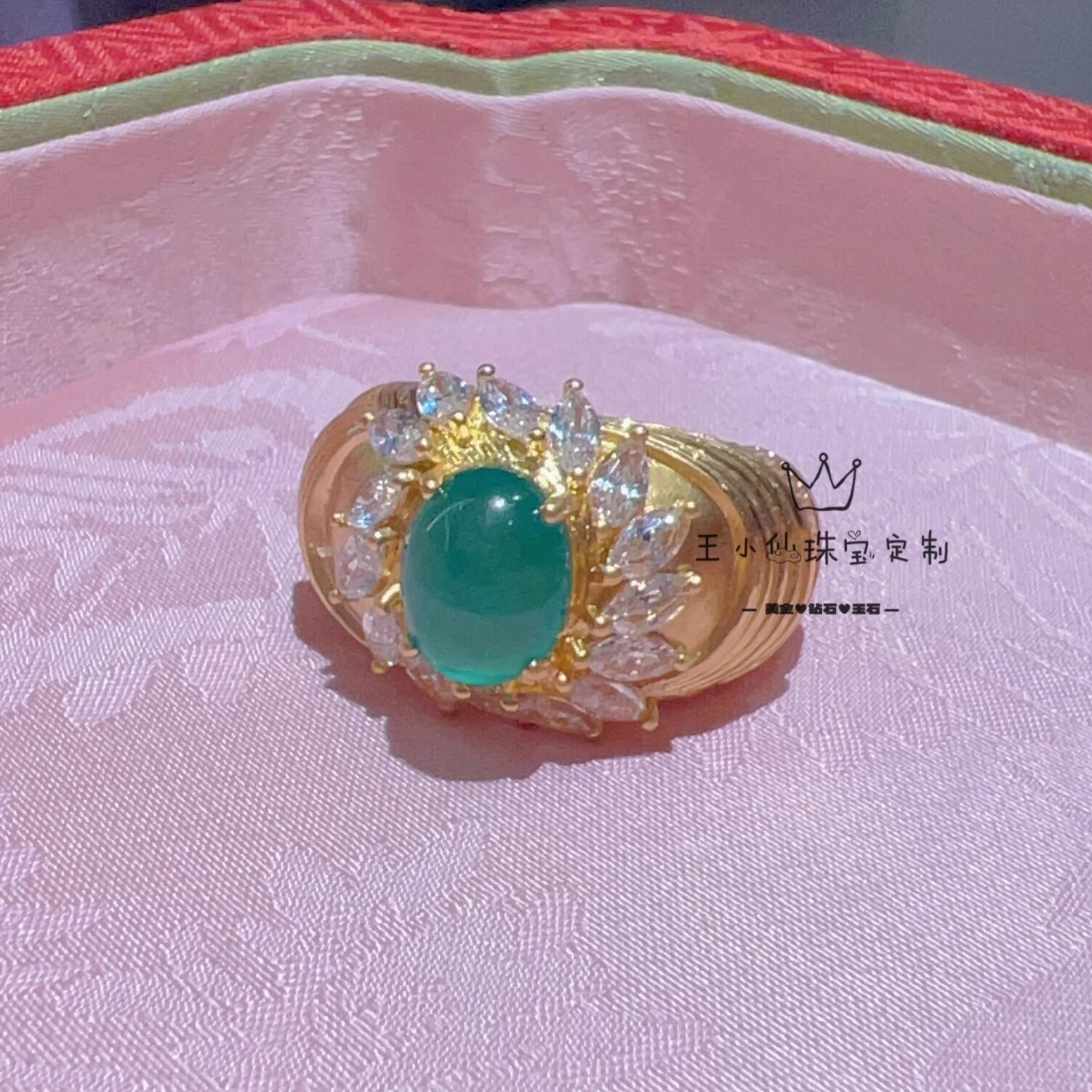 足金999传承古法金老钱风马眼莫桑石天然素面祖母绿蛋面4克拉戒指
