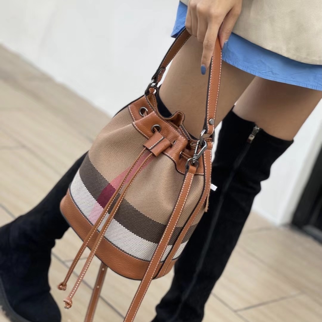 高端洋气真皮水桶包女潮2026新款格子帆布包子母包大容量真皮女包