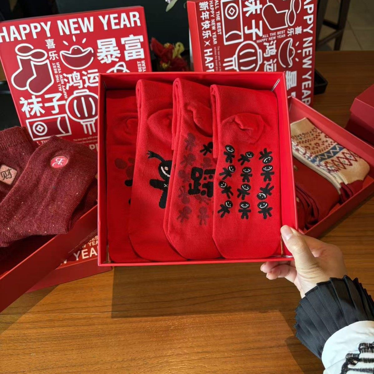 红袜子本命年袜子中筒棉袜大红袜男女情侣款红色女士百搭马年袜,女士内衣/男士内衣/家居服,中筒袜,淘宝优惠券,粉丝福利购,淘宝优惠卷