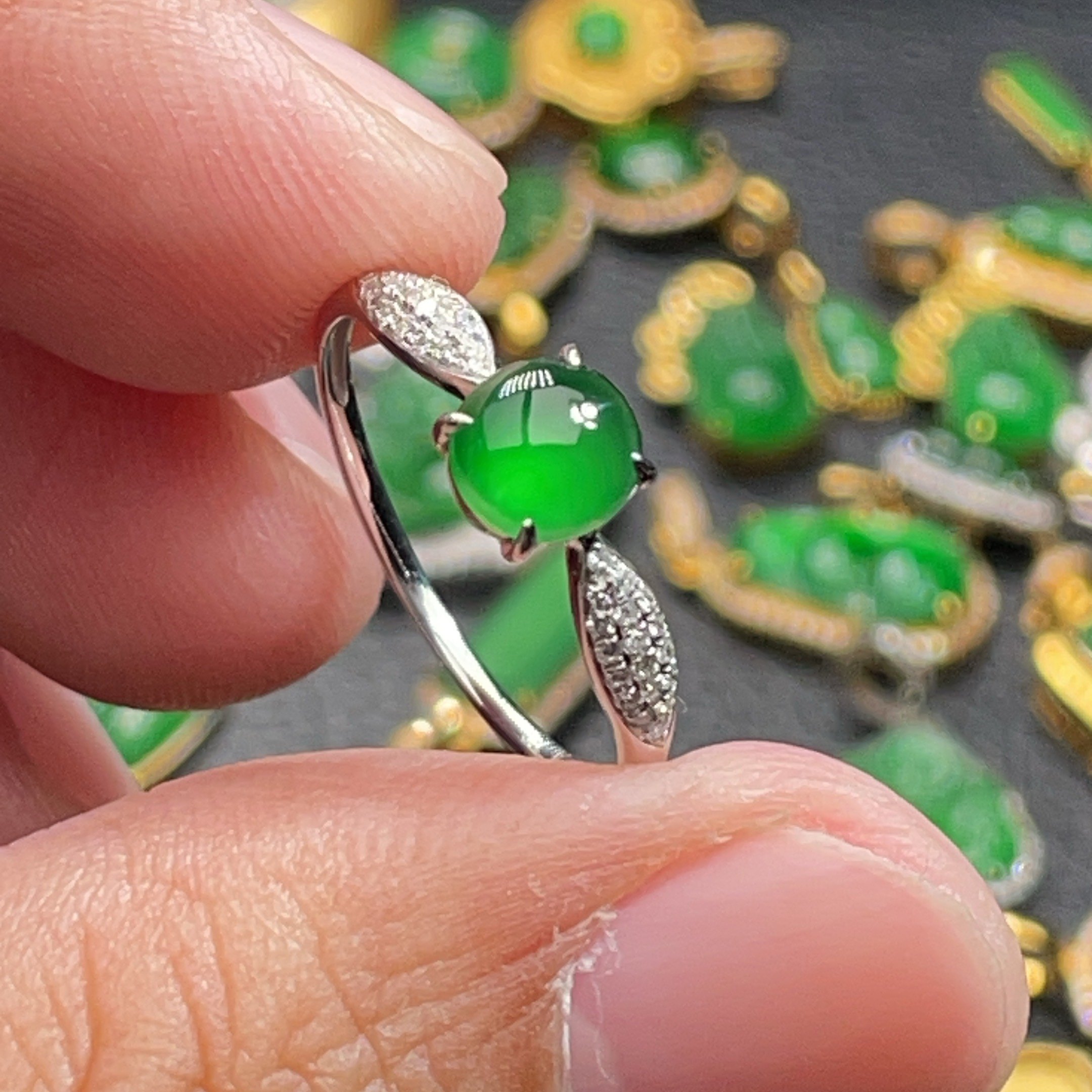 18K金天然翡翠A货-2080蛋面满绿戒指阳绿K白钻石阳绿镶嵌简约精致,珠宝/钻石/翡翠,戒指/指环,淘宝优惠券,粉丝福利购,淘宝优惠卷