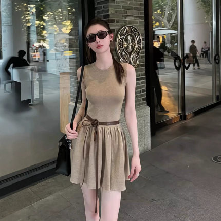 小众漂亮掐腰无袖针织卡其色连衣裙夏女巨好看夏装一整套ootd穿搭
