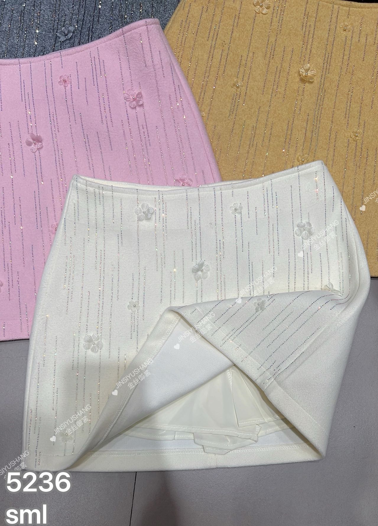 2025秋冬新款重工烫钻花朵半身裙女高腰显瘦A字裙米白色毛呢短裙