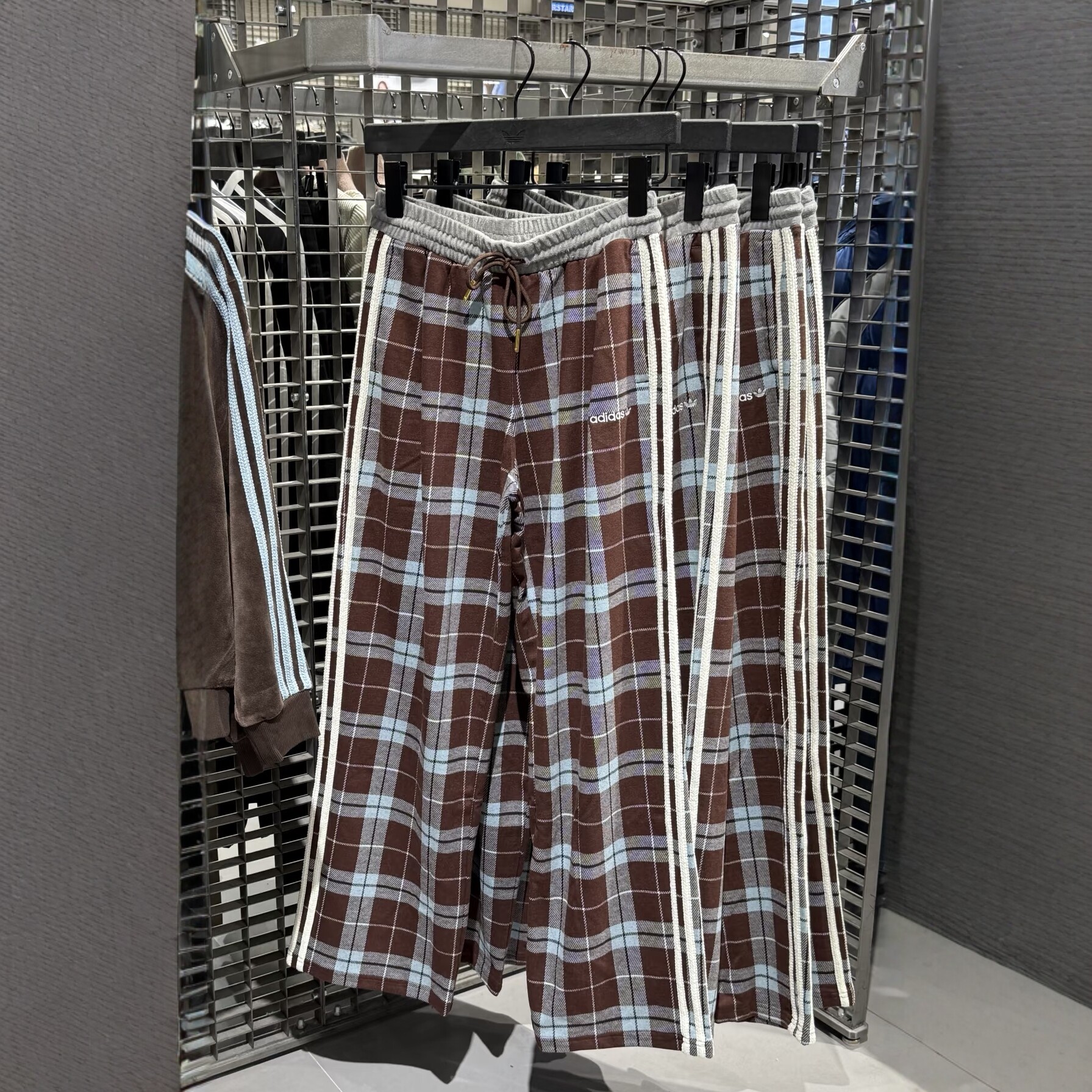 正品ADIDAS阿迪达斯女子格纹运动休闲长裤女裤子 KW5710