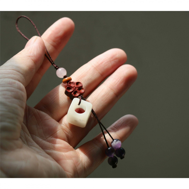 梅花香自苦寒来。梅花安红豆入骨相思菩提小挂件