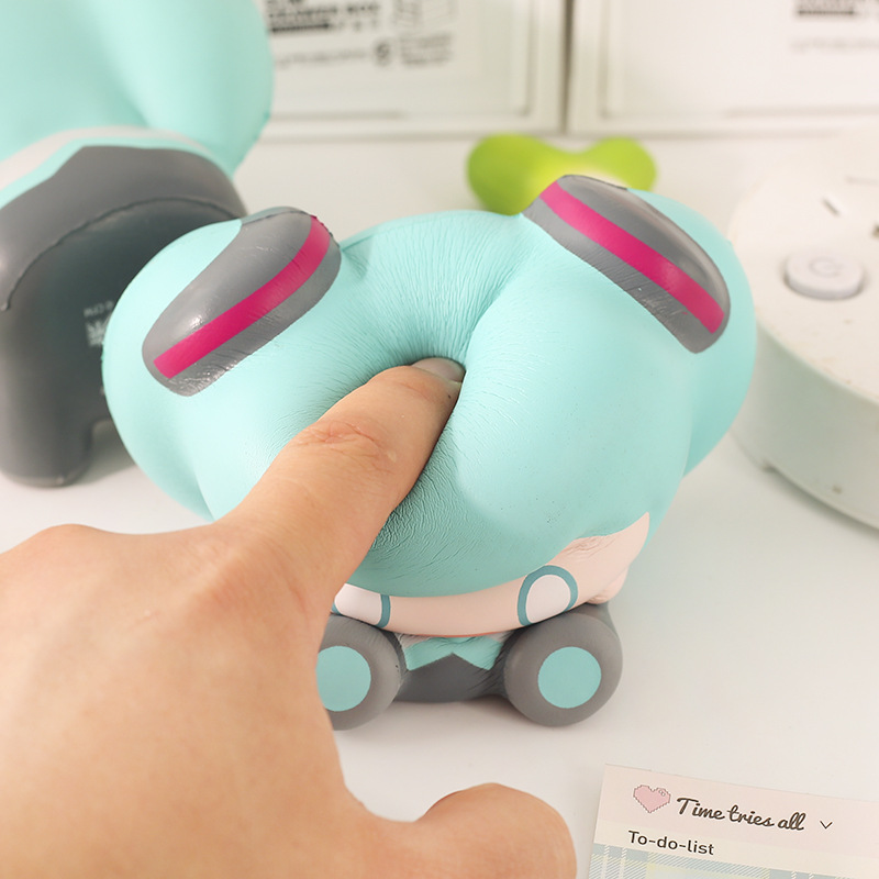 初音未来减压公仔 正版二次元公仔慢回弹捏捏乐学生解压发泄玩具