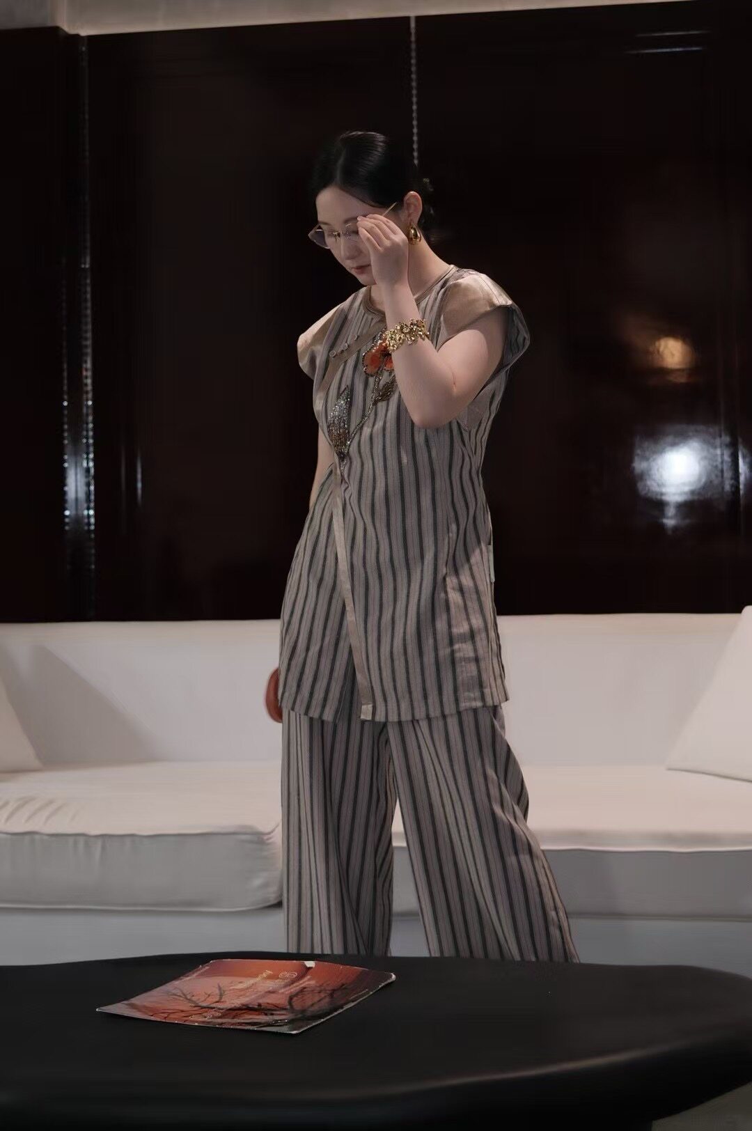 价格咨询.欧洲站设计师原创新走秀款高定气质套装白领富婆款801