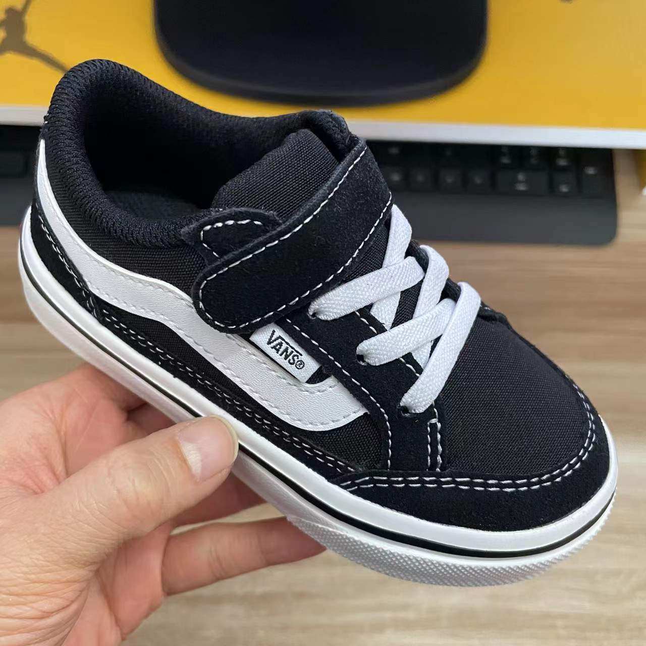 日韩采购万斯童鞋 vans日版超轻帆布鞋 男女童轻便魔术贴滑板鞋