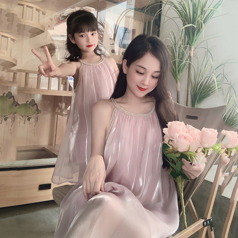 高端多巴胺亲子装母女挂脖连衣裙2025夏款海南三亚海边度假沙滩裙