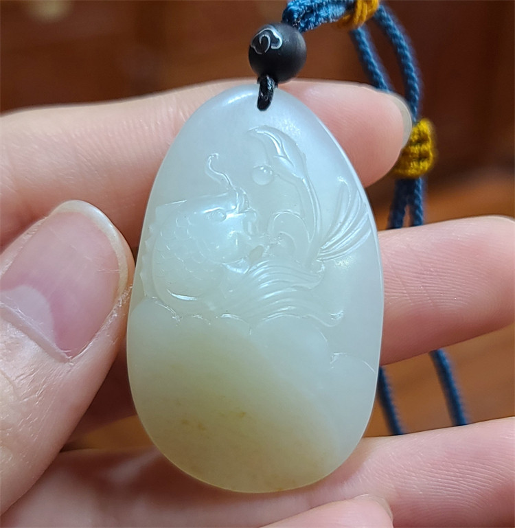 新疆和田白玉籽料  鲤鱼戏珠  xd21041