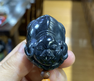 新疆和田青花 籽料 小胖仔 发财 猪 生肖猪挂件吊坠 ld05086