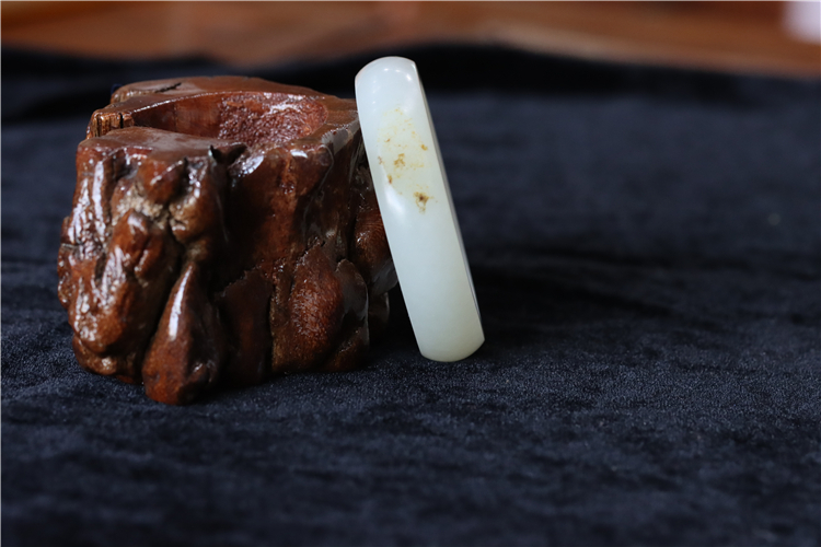 小石头和田玉籽料手镯