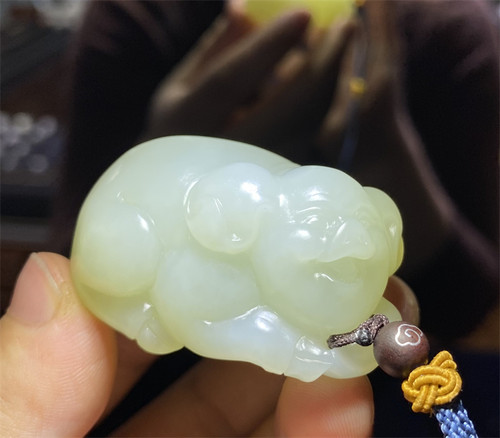 和田白玉猪吊坠生肖发财猪