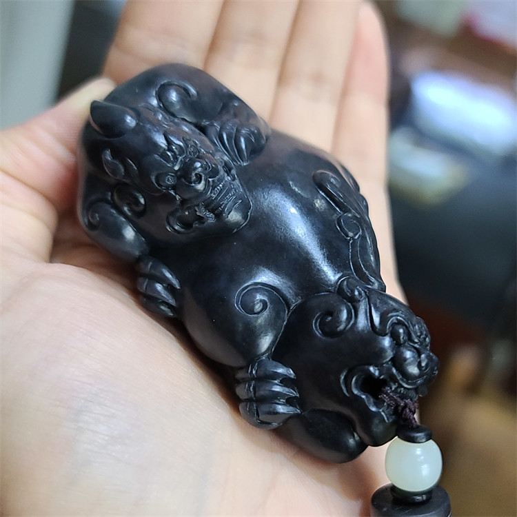 小石头和田玉墨玉籽料手把件貔貅图片