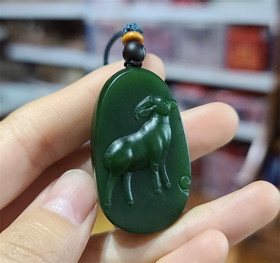 小石头和田玉碧玉籽料挂件