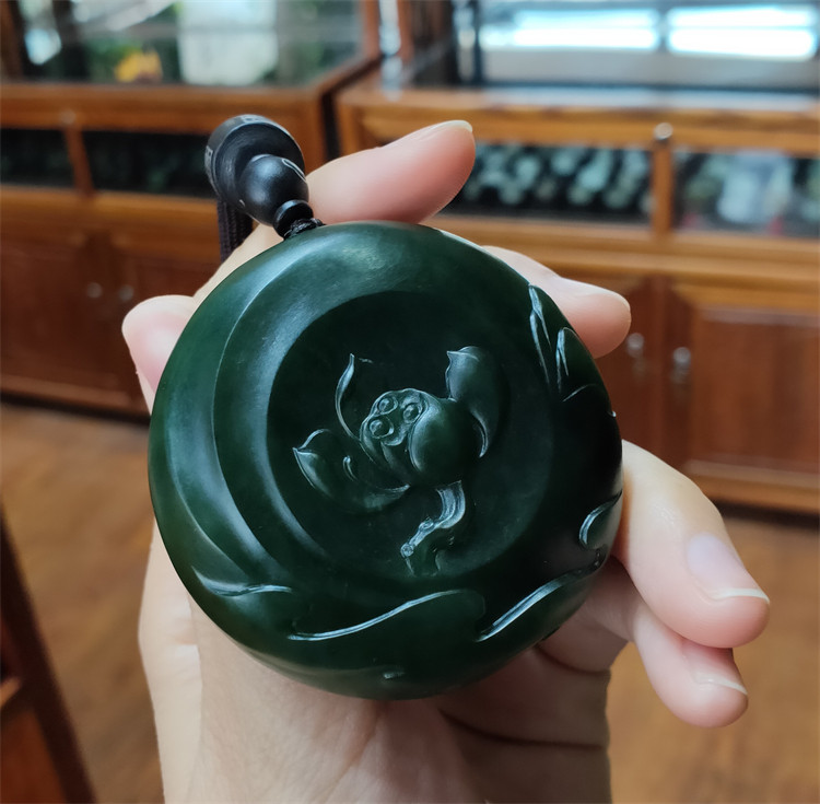 新疆和田碧玉籽料镯子芯荷花把件 xx13042