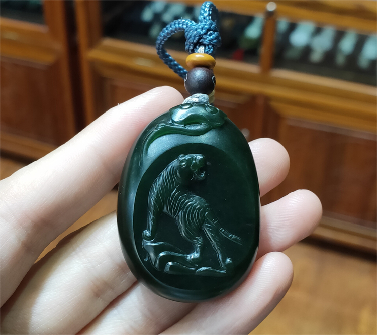 小石头和田玉籽料挂件