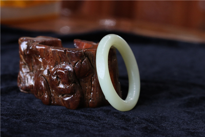 小石头和田玉籽料手镯