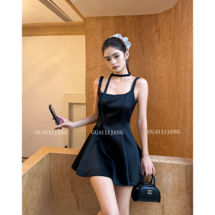 法式 赫本风吊带连衣裙女开春绝美飘带抹胸收腰礼服a字百褶小黑裙