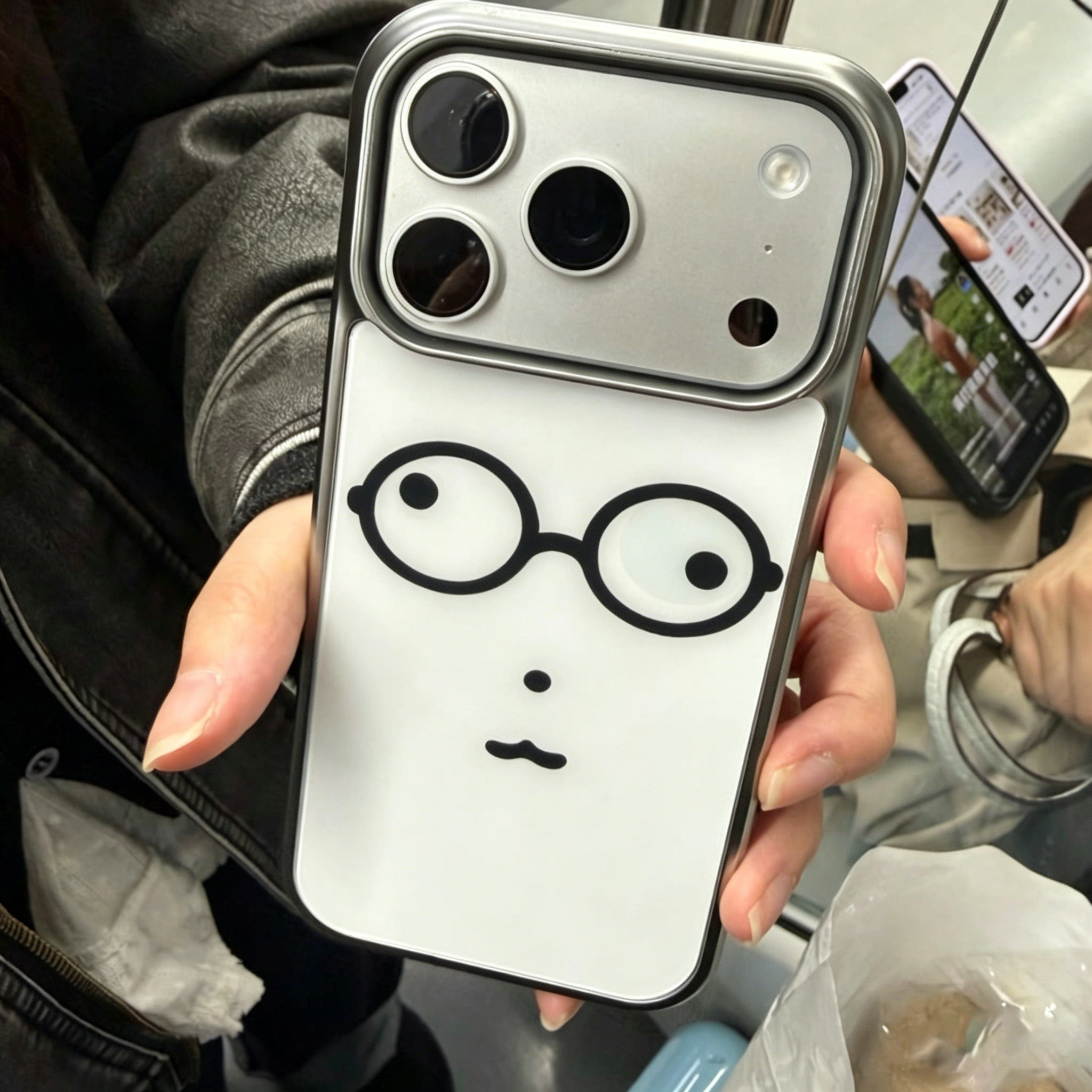 ins风韩系可爱眼镜小熊新款银边壳适用苹果iPhone17promax手机壳16pro小米15Pro保护套华为mate60P70荣耀oppo