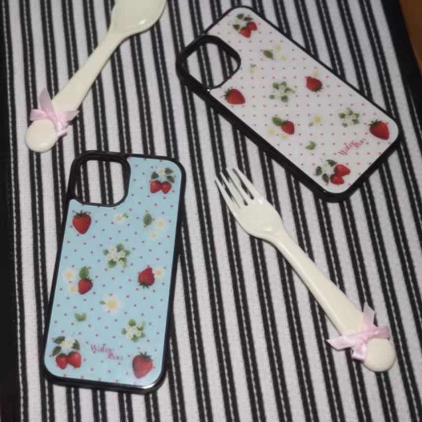 韩ins甜美少女草莓花朵波点黑边壳适用苹果iPhone17promax手机壳16pro小米15Pro保护套华为mate60P70荣耀oppo