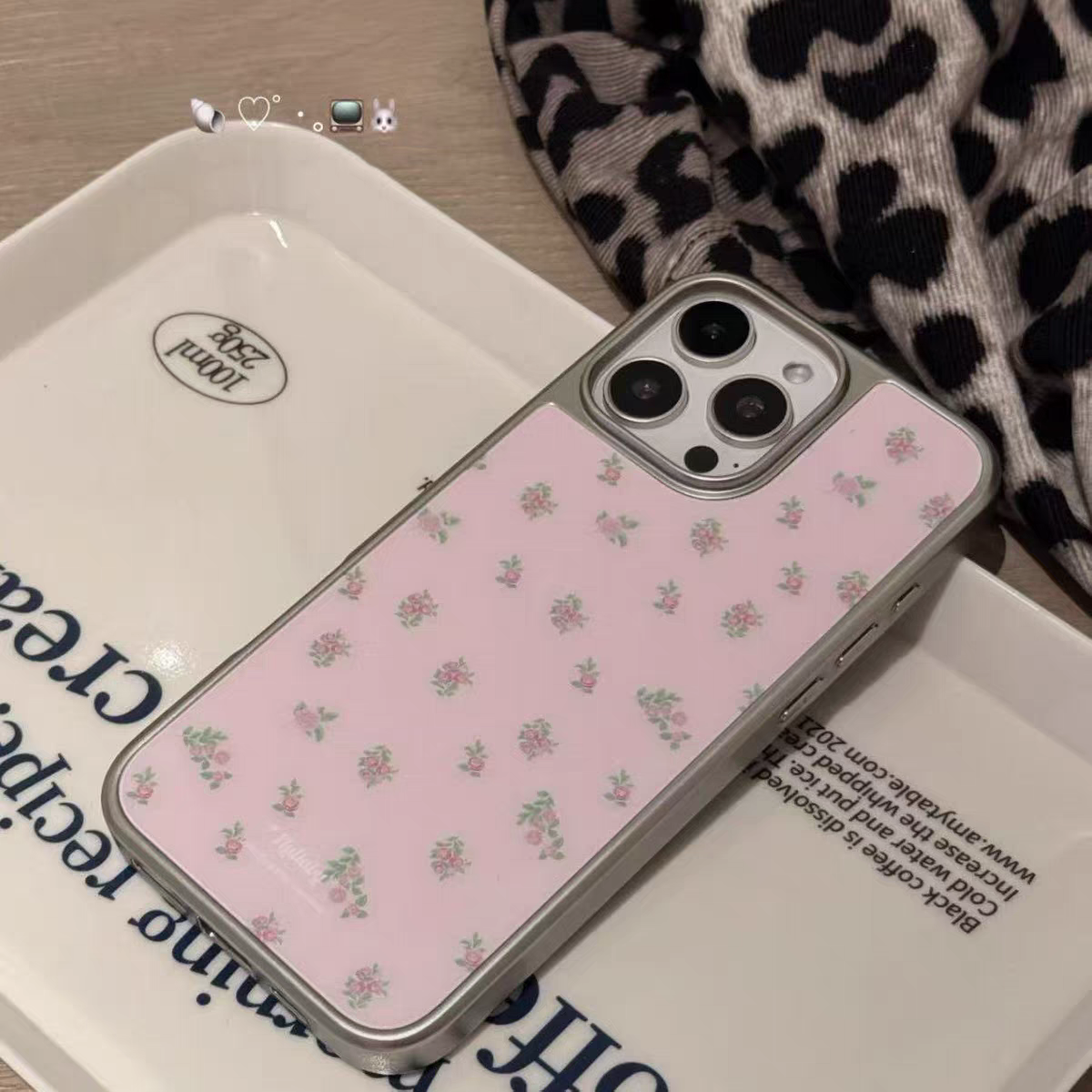 ns浅粉底满屏碎花韩系电镀银边适用苹果小米iPhone17promax手机壳16pro14Pro保护套华为mate60P70三星S23软壳