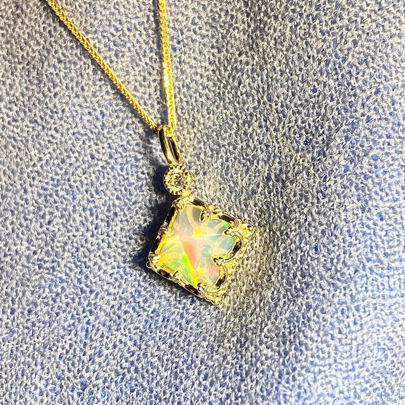 非洲幻境 霓虹锁颈 瞬息万彩天然欧泊糖塔吊坠18K金天然蛋白石