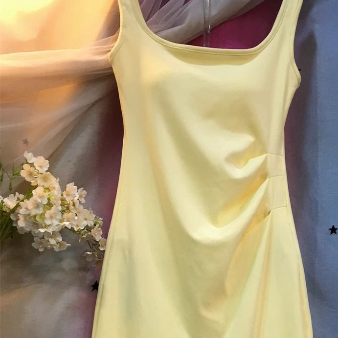 甜辣黑色吊带长鹅黄背心裙女2025夏季新款褶皱收腰修身显瘦连衣裙