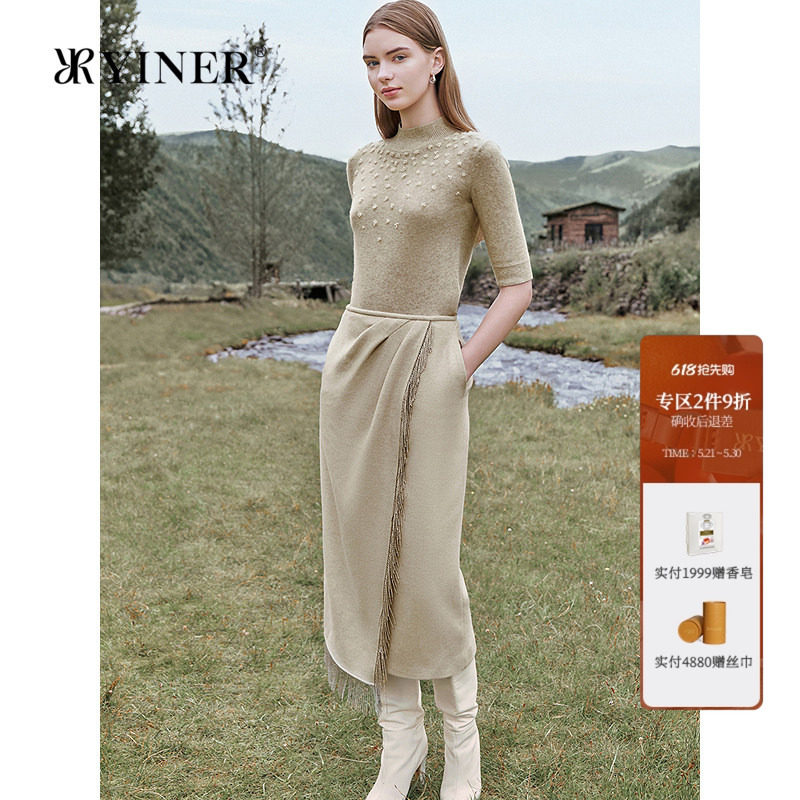 YINER音儿女装冬季阿尔巴斯羊绒原绒色手工珠钻半高领针织衫