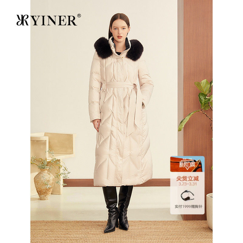 YINER音儿2025冬季新款法式柔光缎面撞色狐狸毛领连帽长款羽