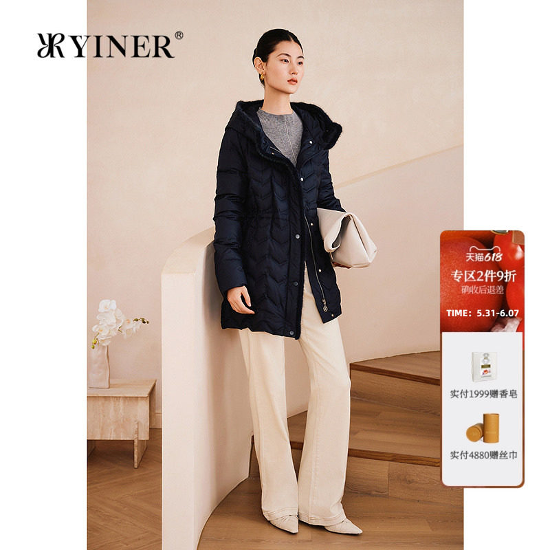 YINER音儿专选女装冬季时尚轻盈保暖一手长水貂毛边连帽羽绒服