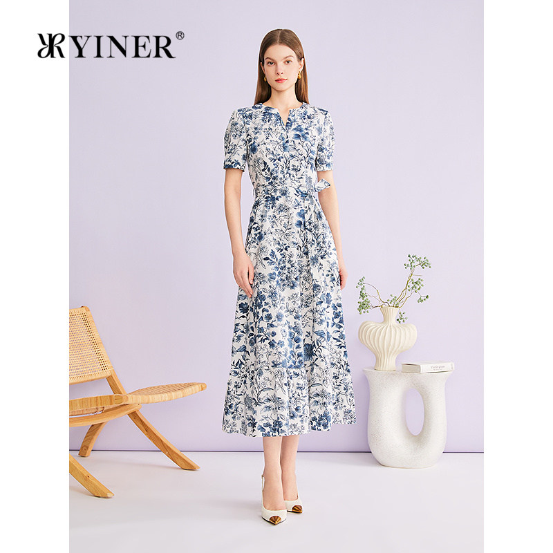 YINER音儿专选2026夏季新款优雅艺术印花V领系带收腰伞摆连衣裙
