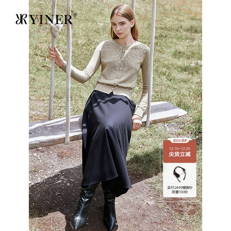 YINER音儿2025冬季新款法式莹润珠钻阿尔巴斯羊绒圆领针织开衫