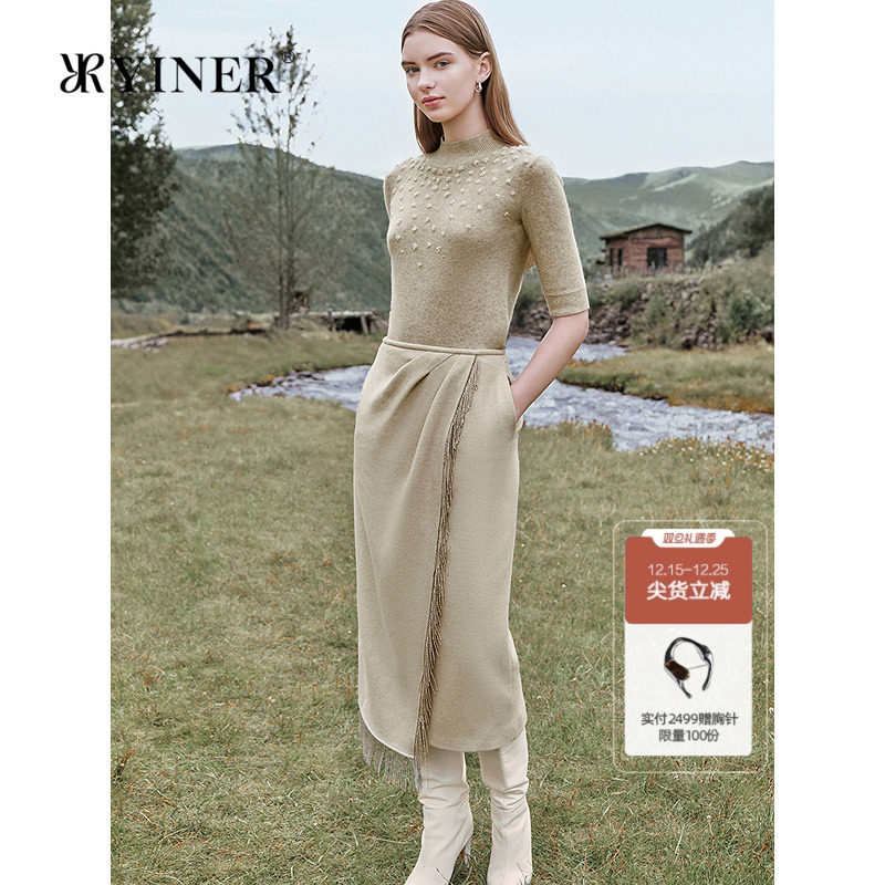 YINER音儿2025冬季新款阿尔巴斯羊绒原绒色手工珠钻半高领针织衫