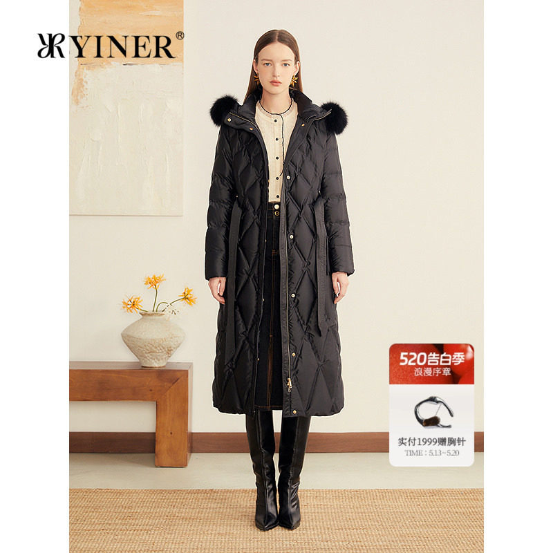 YINER音儿专选女装秋季柔光缎面狐狸毛领渐变菱格连帽羽绒服