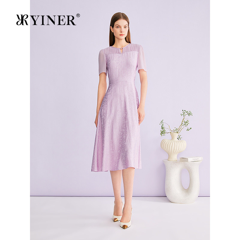 YINER音儿专选2026夏季新款优雅皱褶拼接暗纹提花肌理收腰连衣裙 - 实物图