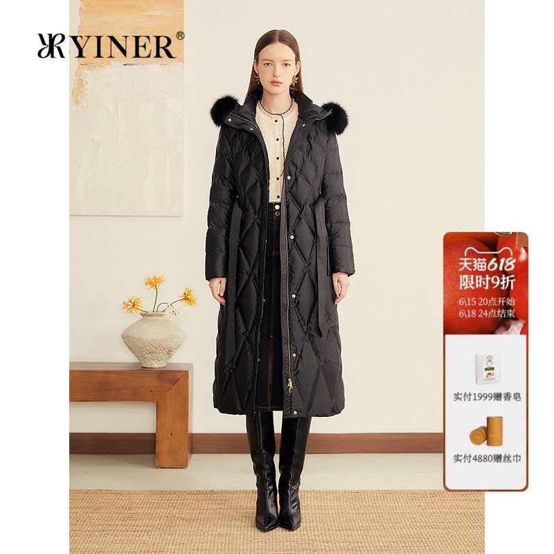 YINER音儿专选女装秋季柔光缎面狐狸毛领渐变菱格连帽羽绒服
