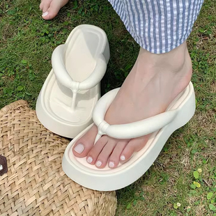 沙滩海边人字拖鞋 夹脚凉拖增高防滑臭 踩屎感软厚底夏季 年新款