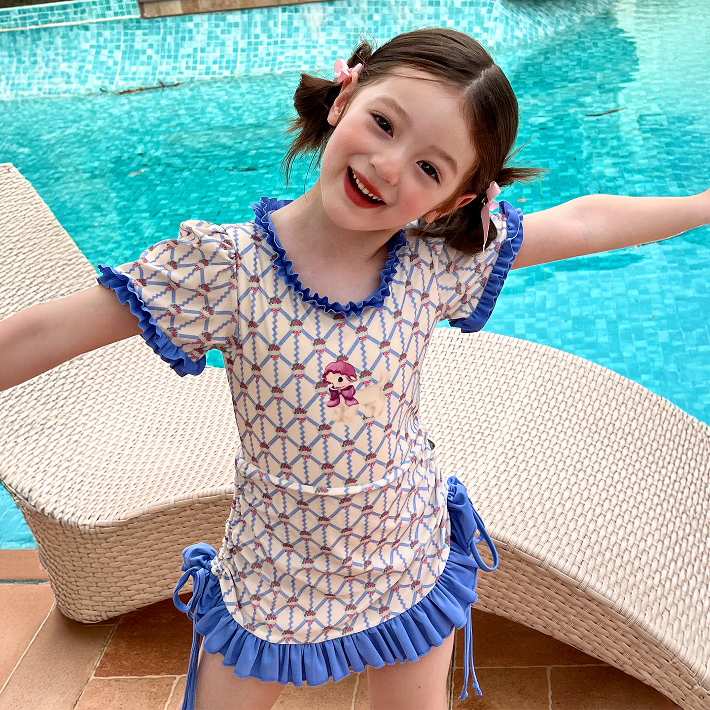 栀了成长记童装女童可爱印花露背泳装儿童宝宝荷叶边防走光游泳衣