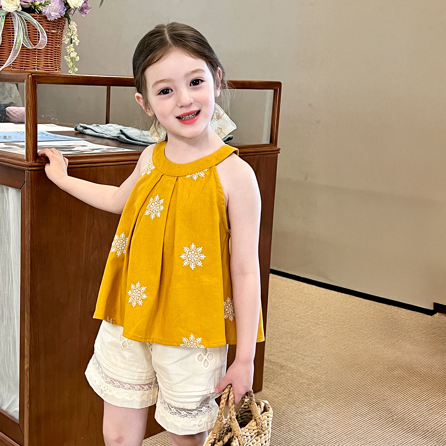 栀了成长记女童百搭刺绣挂脖上衣
