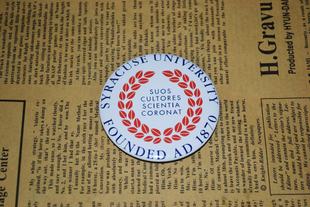 文化周边 世界名校校徽 雪城大学 徽章胸章冰箱贴 可做成贴纸现货