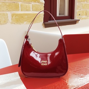 红色结婚包包女款 轻奢小众单肩腋下包真皮漆皮亮面月牙手提新娘包