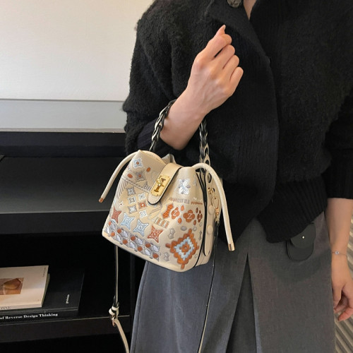 中国风几何刺绣水桶包女斜挎手提