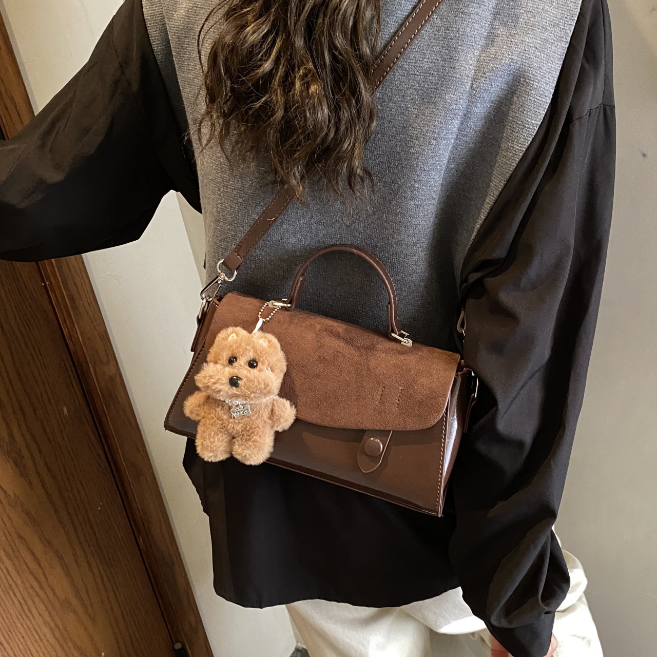 麂皮绒包包女款轻奢小众单肩斜挎包高级感复古休闲通勤手提小方包