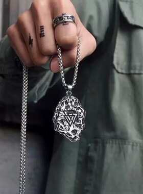 2025秋冬新款转运陨石钛钢项链复古个性异形三角形合金吊坠毛衣链