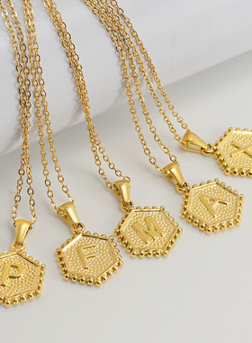 欧美风时尚钛钢六边形字母吊坠金色不锈钢26英文字母项链锁骨链女