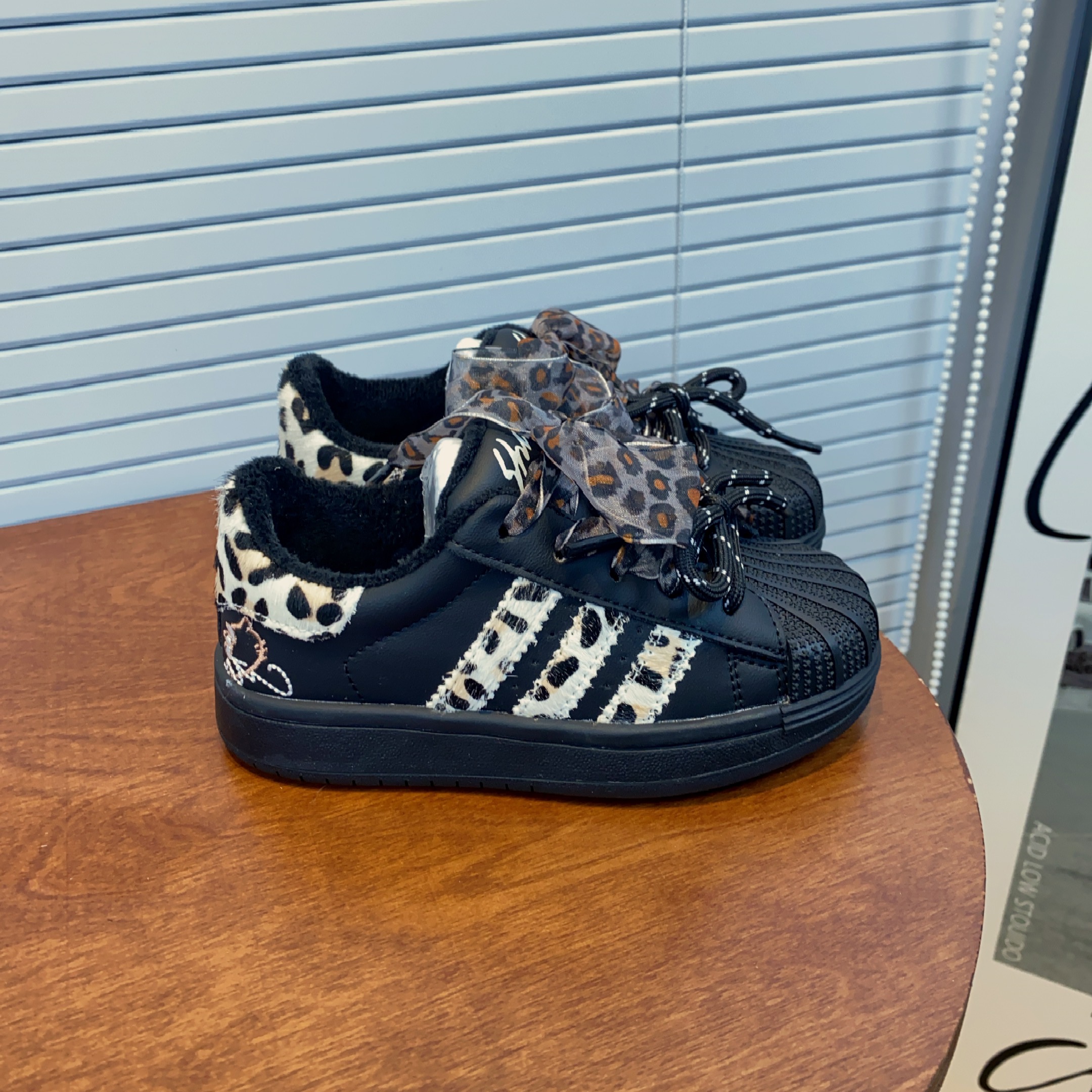 2025冬季新品儿童板鞋加绒低帮女童学生鞋蝴蝶结休闲跑步鞋豹纹韩