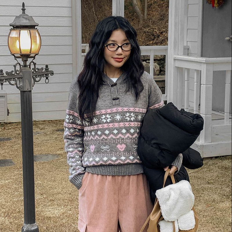 韩国代购大码女装2025靓丽冬装新款连帽牛角系扣时尚针织花纹毛衣